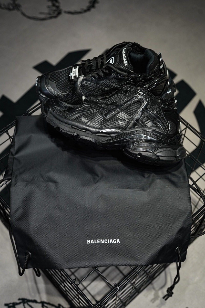 발렌시아가 러너 스니커즈 모노컬러 블랙