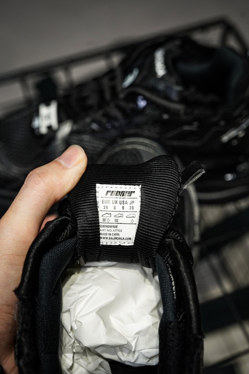 발렌시아가 러너 스니커즈 모노컬러 블랙