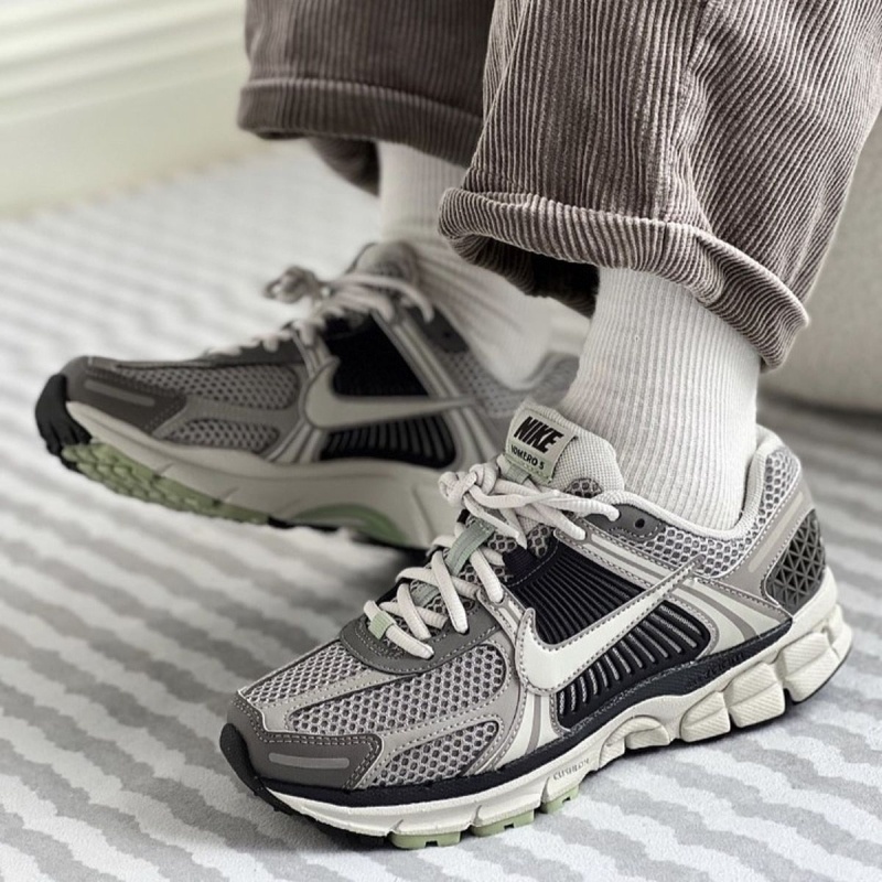 나이키 줌보메로5 코블스톤 앤 플랫 퓨터