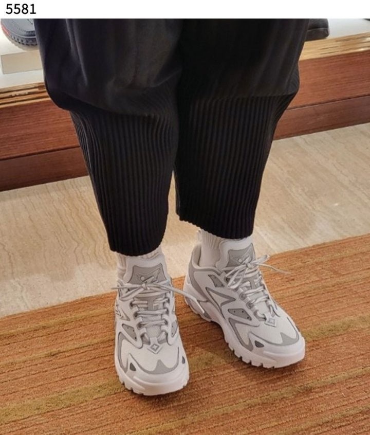 루이비통 러너 태틱 스니커즈 화이트