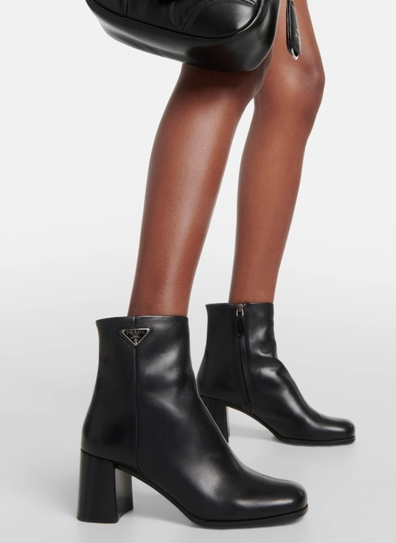 프라다 여성 트라이앵글 앵글부츠 가죽 부티