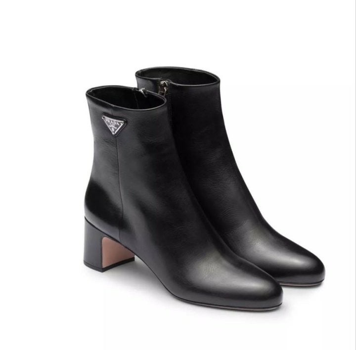 프라다 여성 트라이앵글 앵글부츠 가죽 부티