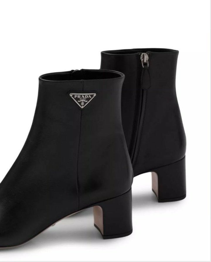 프라다 여성 트라이앵글 앵글부츠 가죽 부티