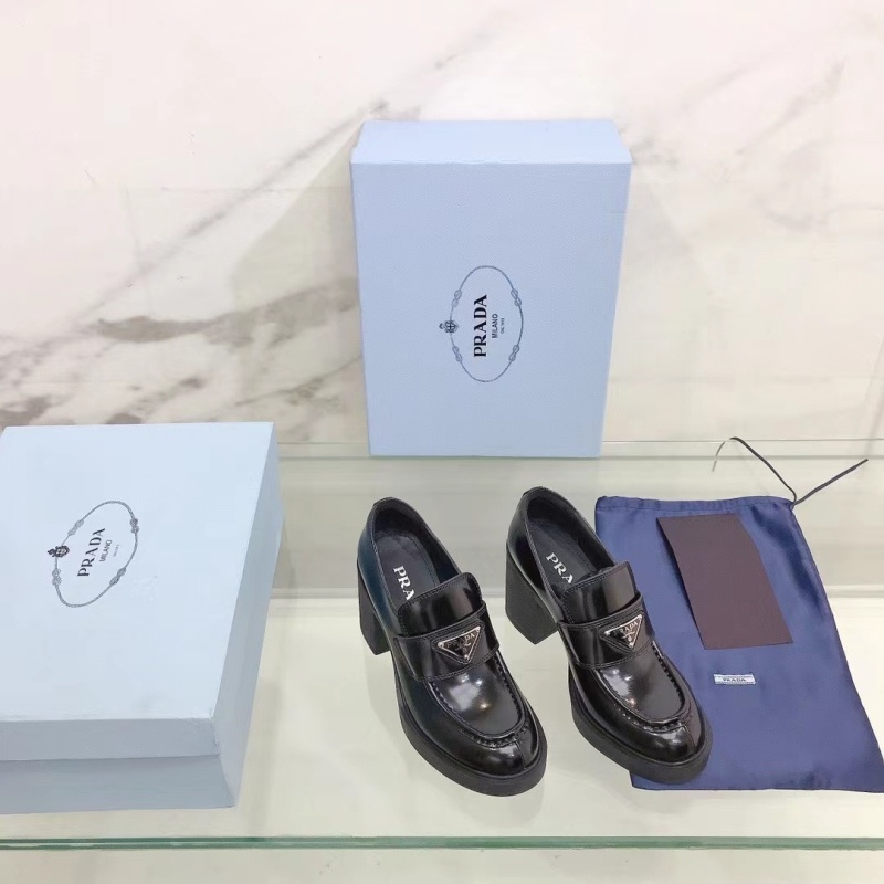 프라다 초콜릿 하이힐 브러쉬드 로퍼 블랙