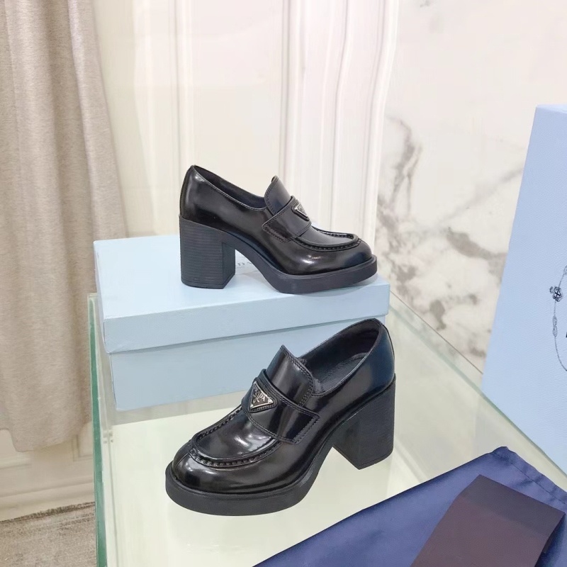 프라다 초콜릿 하이힐 브러쉬드 로퍼 블랙