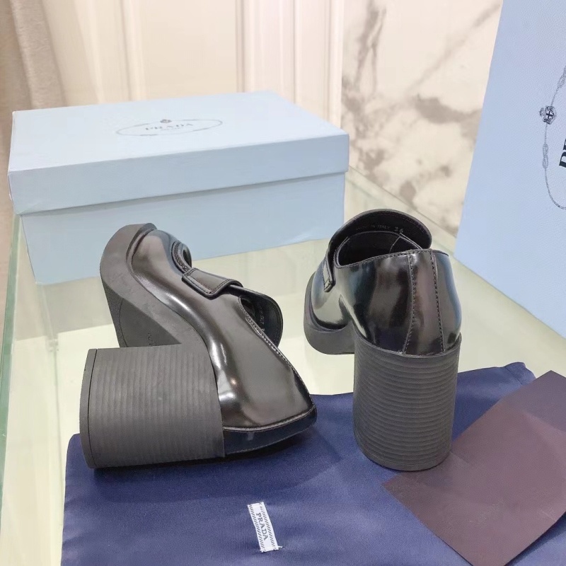 프라다 초콜릿 하이힐 브러쉬드 로퍼 블랙