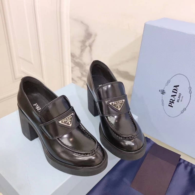 프라다 초콜릿 하이힐 브러쉬드 로퍼 블랙