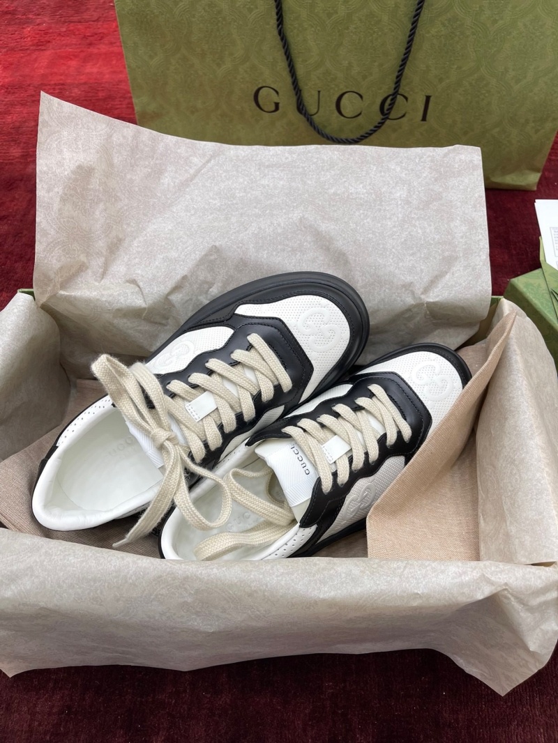 구찌 GG 엠보스 스니커즈 화이트 블랙 레더