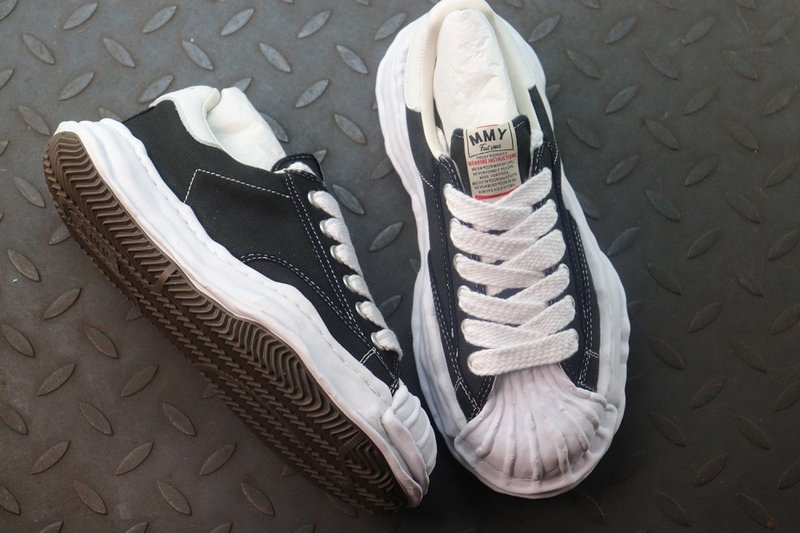 메종 미하라 야스히로 블레이키 OG 솔 캔버스 로우탑 스니커즈 블랙 화이트