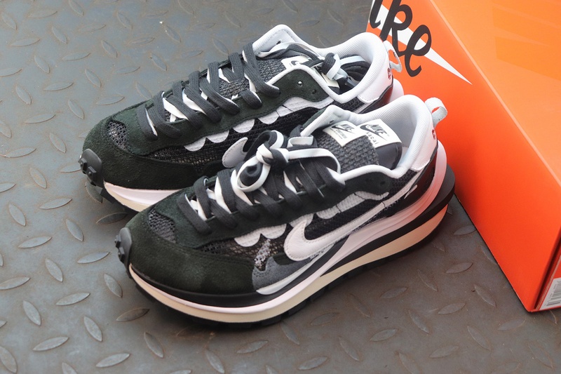 사카이 x 나이키 베이퍼와플 블랙 화이트 -해외배송-