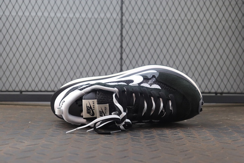 사카이 x 나이키 베이퍼와플 블랙 화이트 -해외배송-
