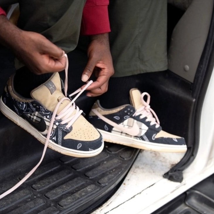 나이키 x 트래비스 스캇 SB 덩크 로우 (해외배송)