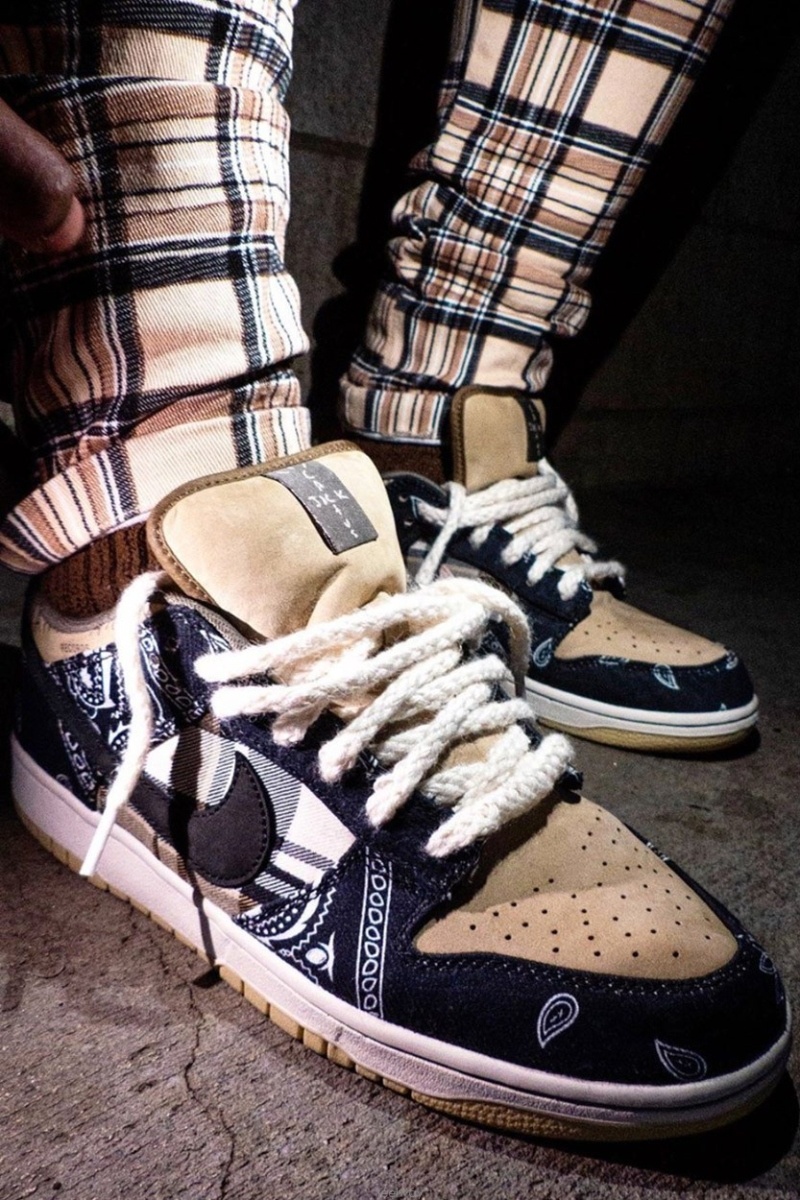 나이키 x 트래비스 스캇 SB 덩크 로우 (해외배송)