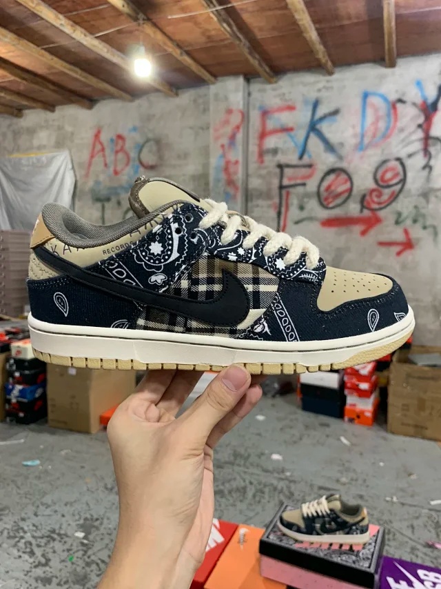 나이키 x 트래비스 스캇 SB 덩크 로우 (해외배송)