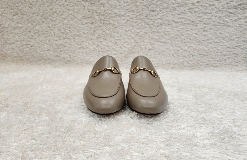 구찌 프린스타운 레더 홀스빗 뮬 -베이지