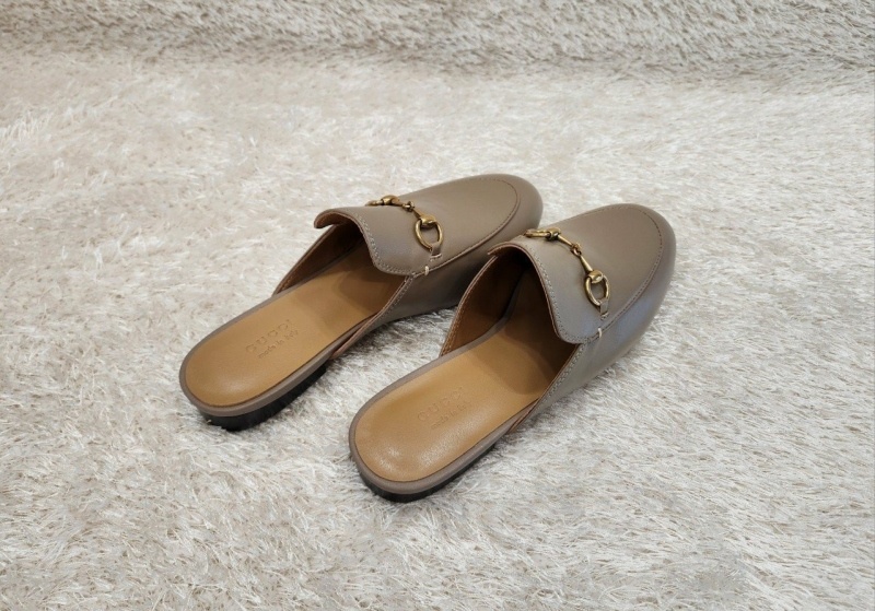 구찌 프린스타운 레더 홀스빗 뮬 -베이지