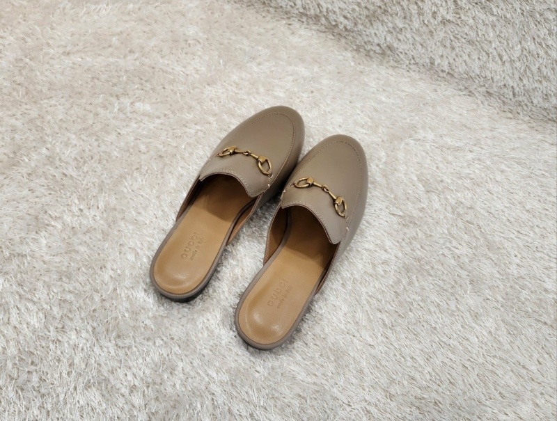 구찌 프린스타운 레더 홀스빗 뮬 -베이지