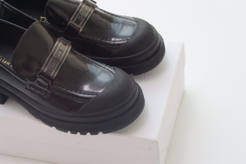 디올 코드 로퍼 브러쉬드 카프스킨 블랙