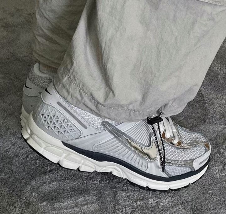 나이키 x 줌보메로5 포톤 더스트 앤 메탈릭실버