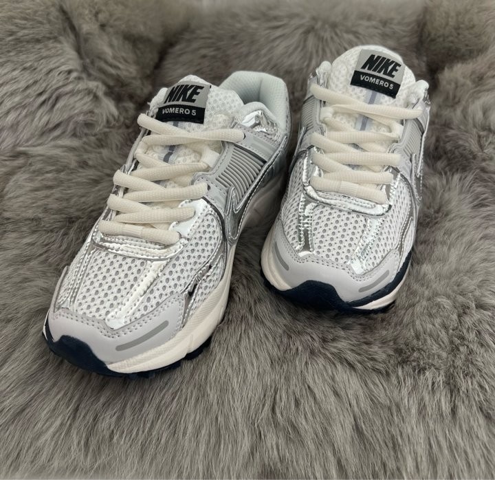 나이키 x 줌보메로5 포톤 더스트 앤 메탈릭실버