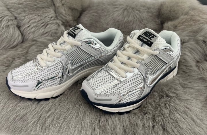 나이키 x 줌보메로5 포톤 더스트 앤 메탈릭실버