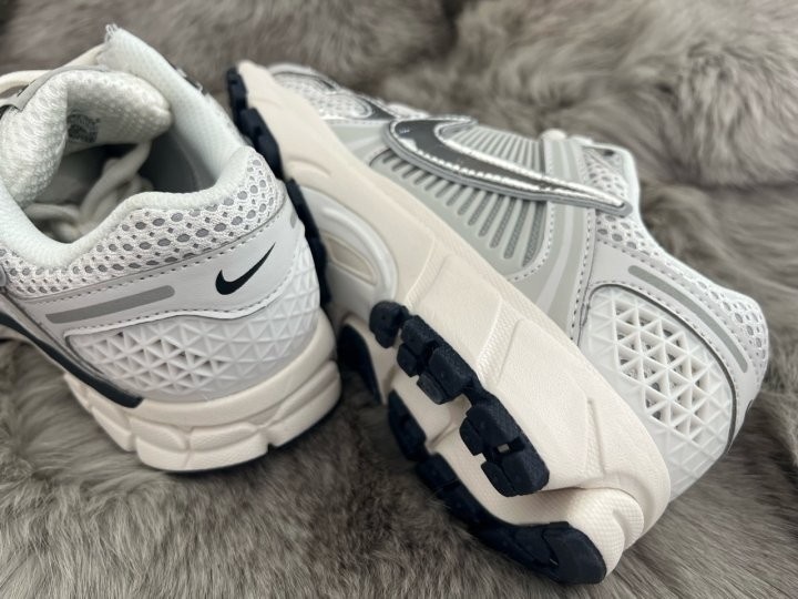 나이키 x 줌보메로5 포톤 더스트 앤 메탈릭실버