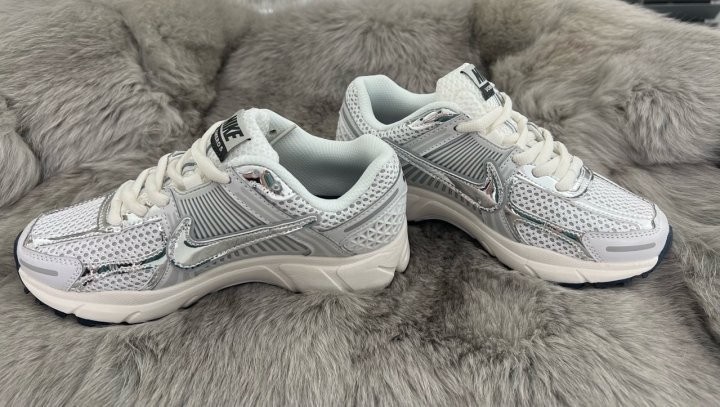 나이키 x 줌보메로5 포톤 더스트 앤 메탈릭실버