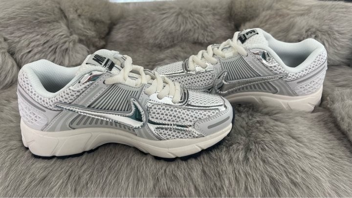 나이키 x 줌보메로5 포톤 더스트 앤 메탈릭실버