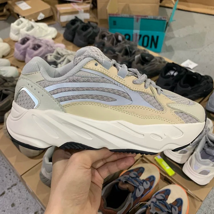 아디다스 이지 부스트 700 V2 크림 -해외배송-