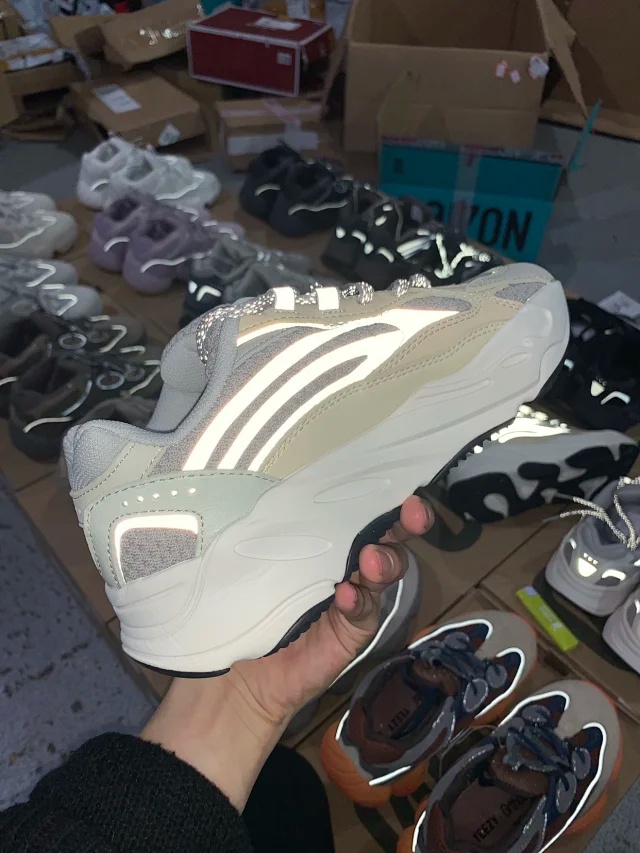 아디다스 이지 부스트 700 V2 크림 -해외배송-