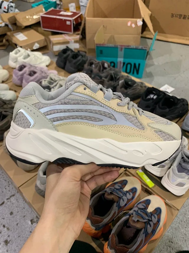 아디다스 이지 부스트 700 V2 크림 -해외배송-