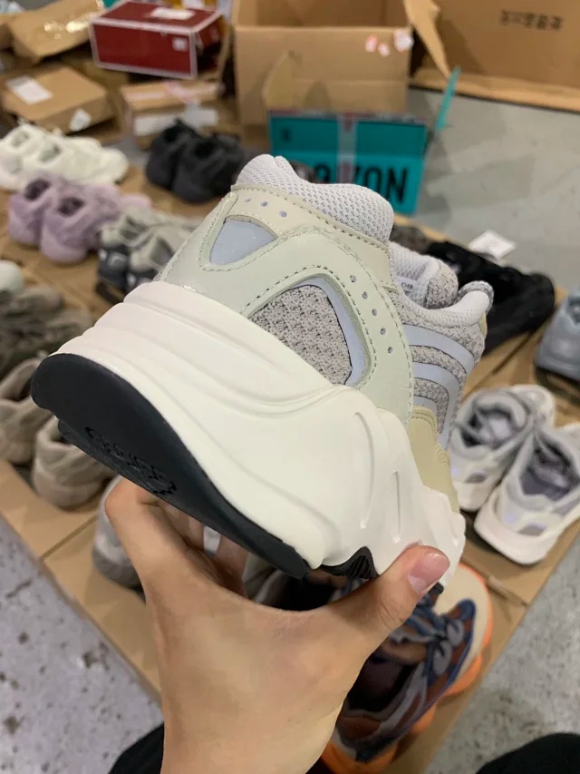 아디다스 이지 부스트 700 V2 크림 -해외배송-