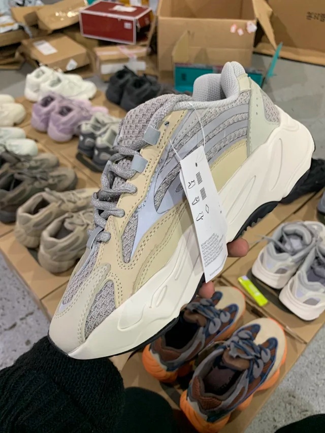 아디다스 이지 부스트 700 V2 크림 -해외배송-