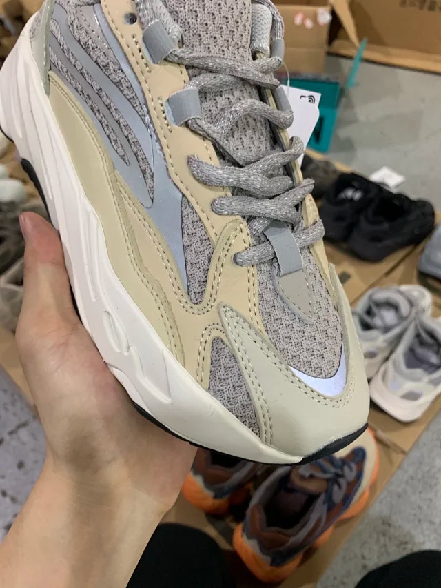 아디다스 이지 부스트 700 V2 크림 -해외배송-