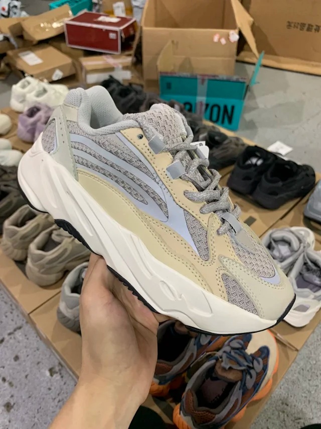 아디다스 이지 부스트 700 V2 크림 -해외배송-