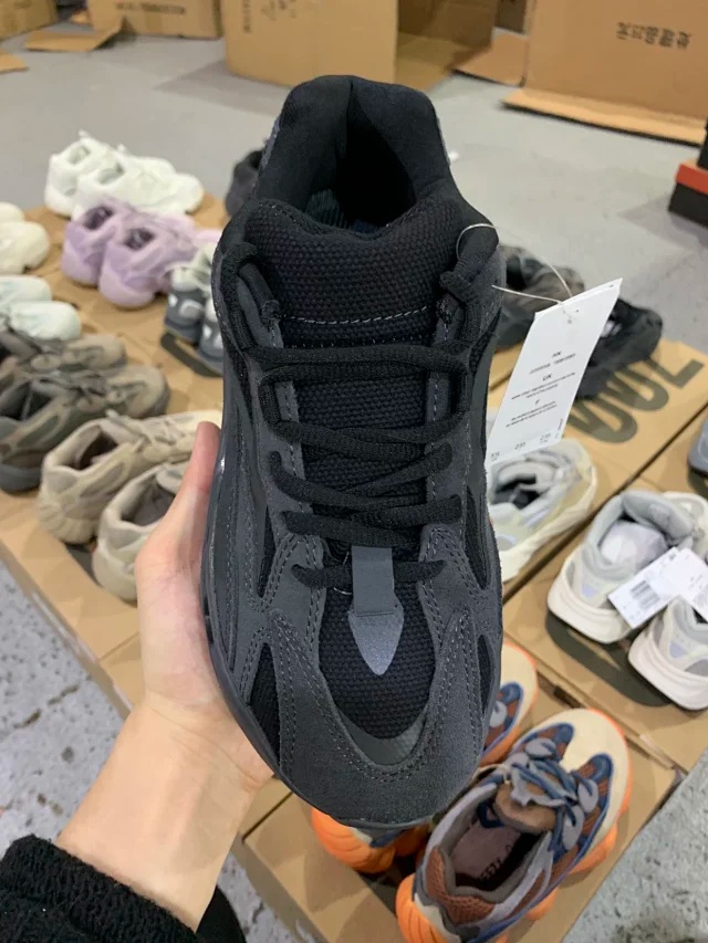 아디다스 이지 부스트 700 V2 반타 2019 -해외배송-