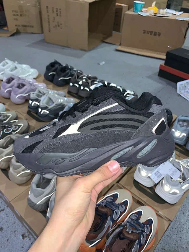 아디다스 이지 부스트 700 V2 반타 2019 -해외배송-