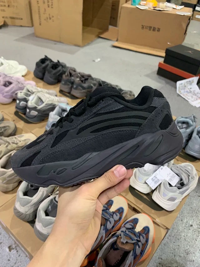 아디다스 이지 부스트 700 V2 반타 2019 -해외배송-