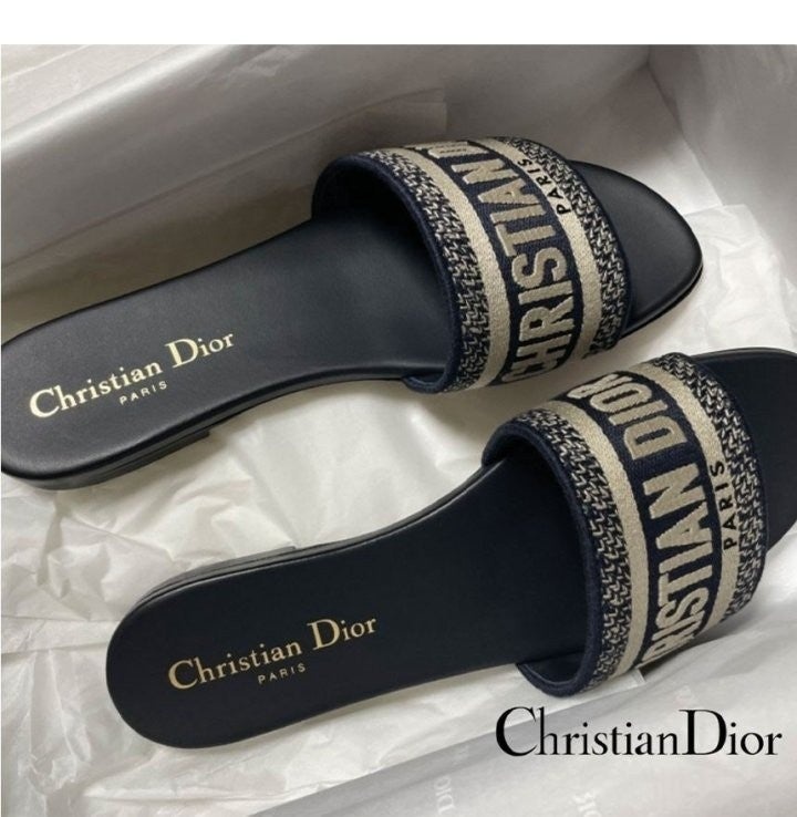 디올 디웨이 오블리크 뮬 슬리퍼