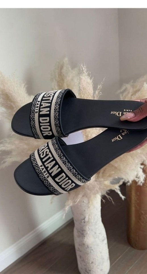 디올 디웨이 오블리크 뮬 슬리퍼