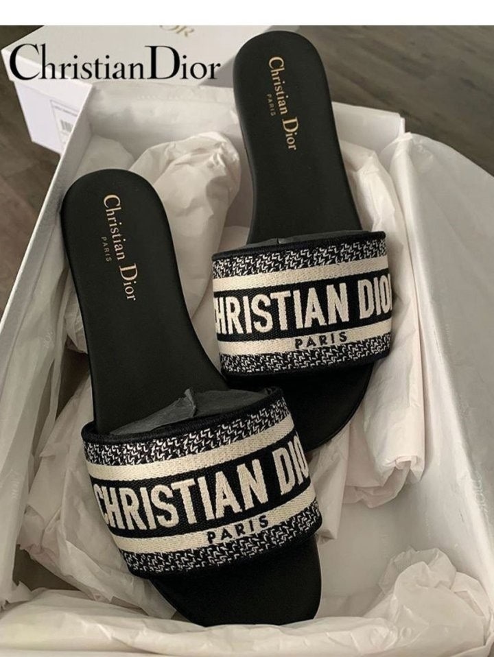 디올 디웨이 오블리크 뮬 슬리퍼