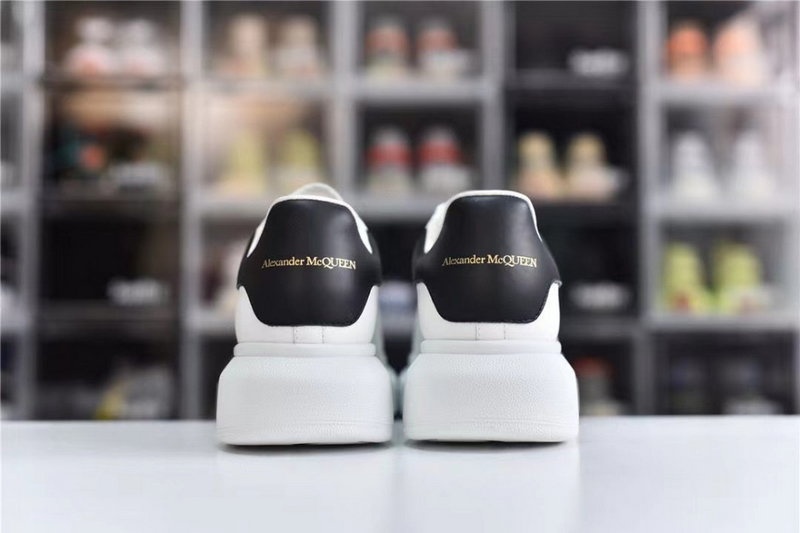 알렉산더 맥퀸 오버사이즈드 스니커즈 화이트 블랙 -해외배송-