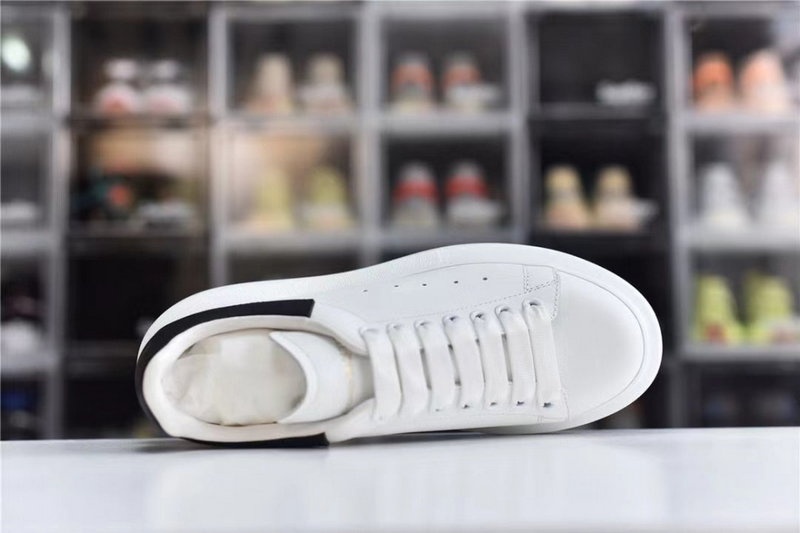 알렉산더 맥퀸 오버사이즈드 스니커즈 화이트 블랙 -해외배송-