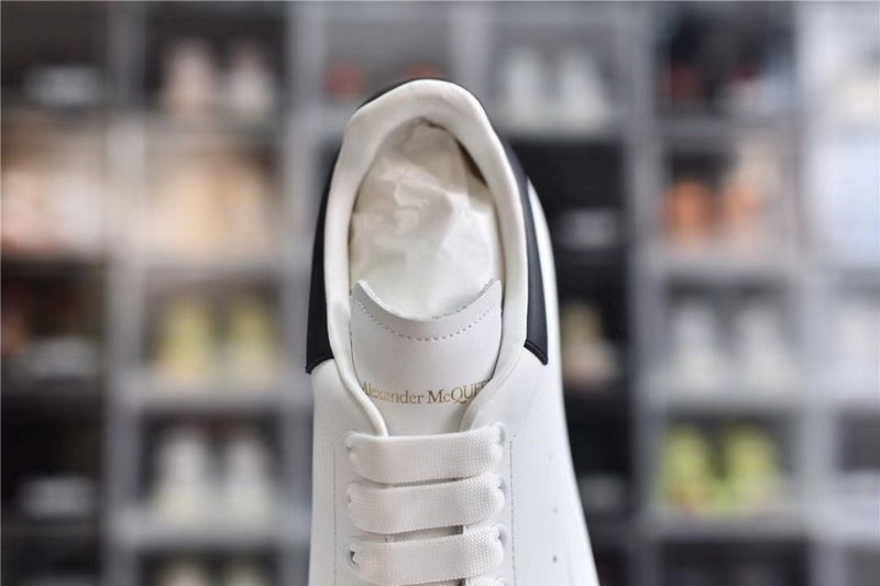 알렉산더 맥퀸 오버사이즈드 스니커즈 화이트 블랙 -해외배송-
