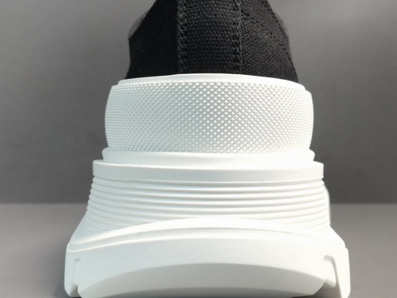 알렉산더 맥퀸 트레드 슬릭 레이스 업 블랙 화이트 -해외배송-