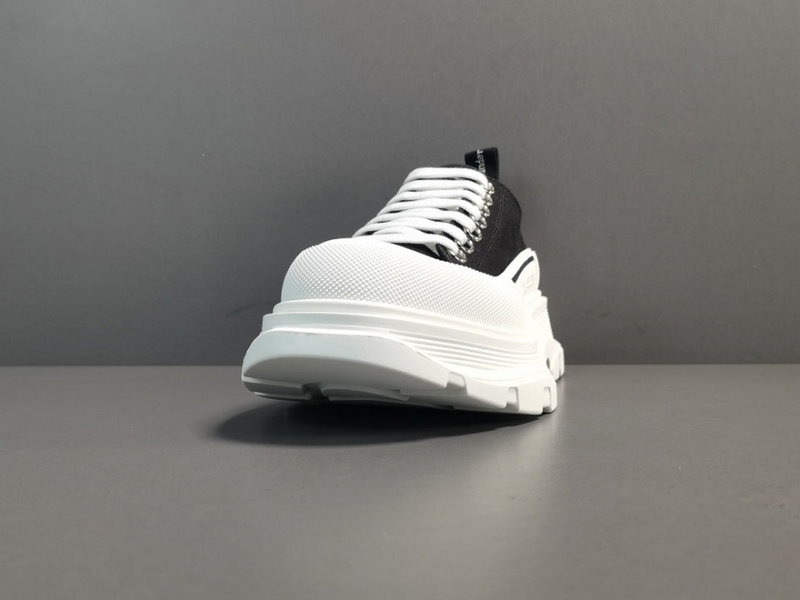 알렉산더 맥퀸 트레드 슬릭 레이스 업 블랙 화이트 -해외배송-