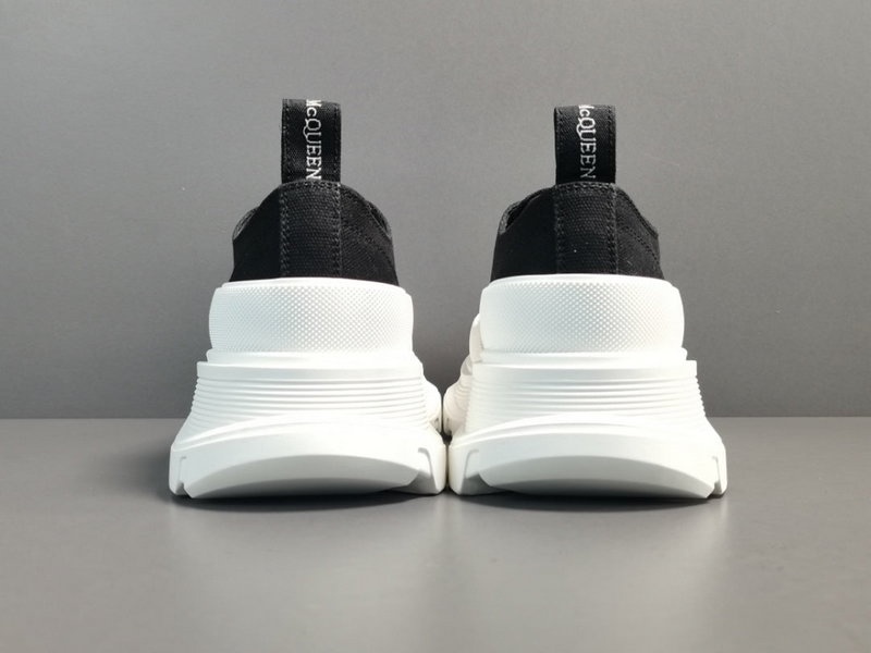 알렉산더 맥퀸 트레드 슬릭 레이스 업 블랙 화이트 -해외배송-