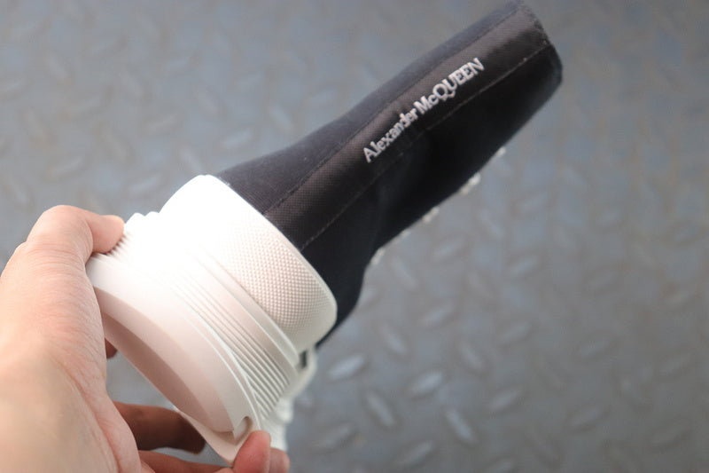 알렉산더 맥퀸 트레드 슬릭 하이탑 부츠 블랙 화이트 -해외배송-