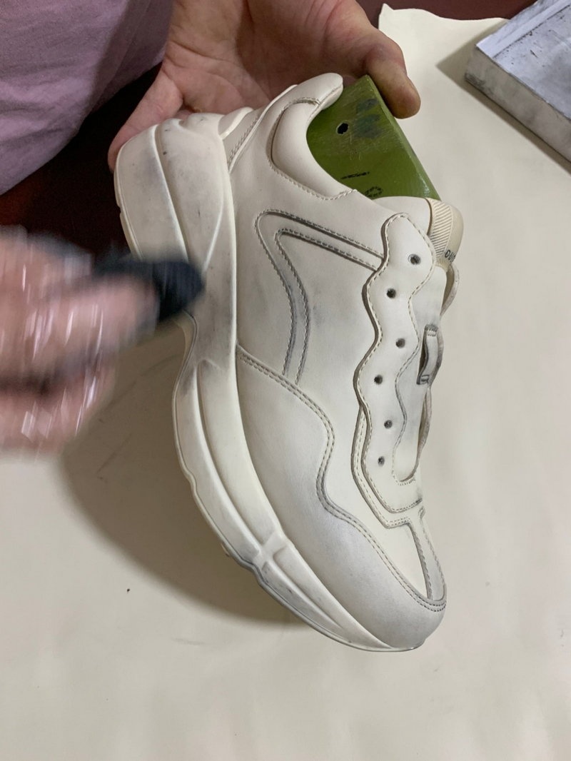 구찌 라이톤 레더 더티 스니커즈 디스트레스드 아이보리