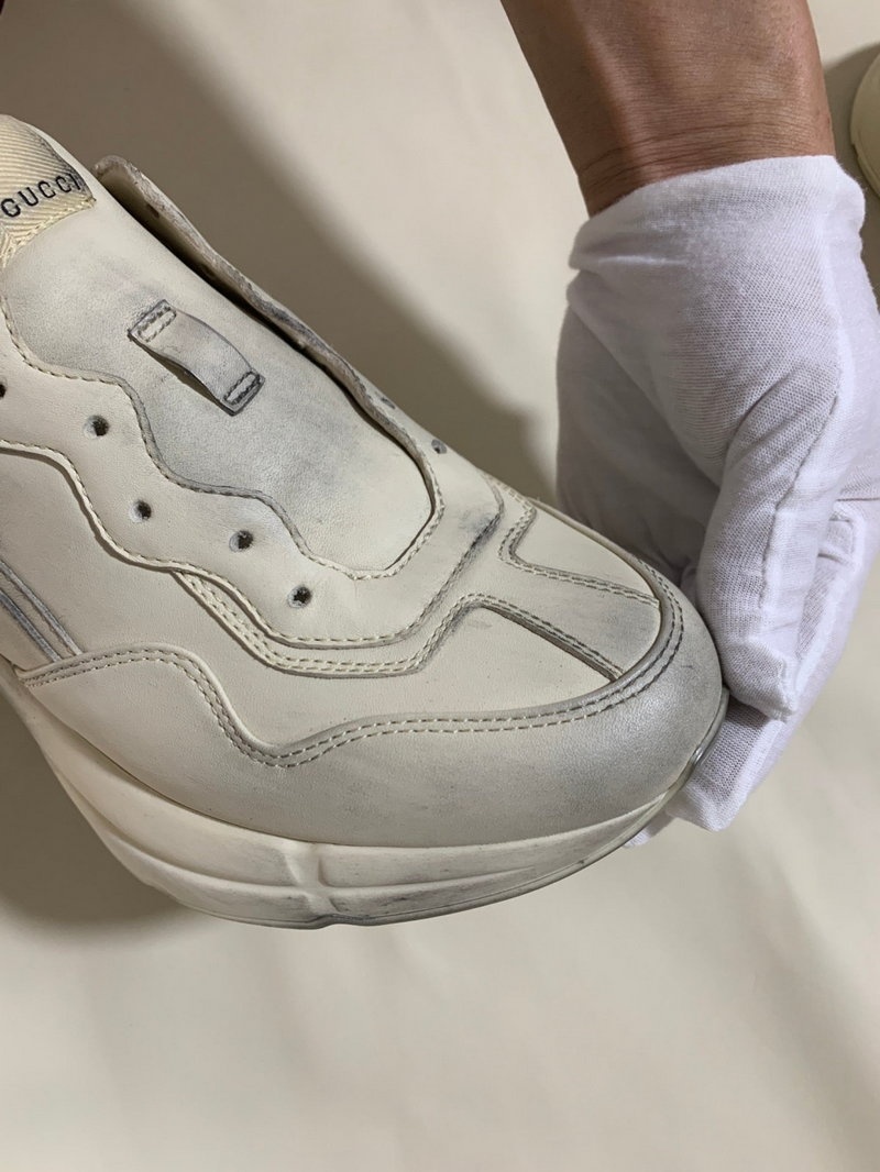 구찌 라이톤 레더 더티 스니커즈 디스트레스드 아이보리